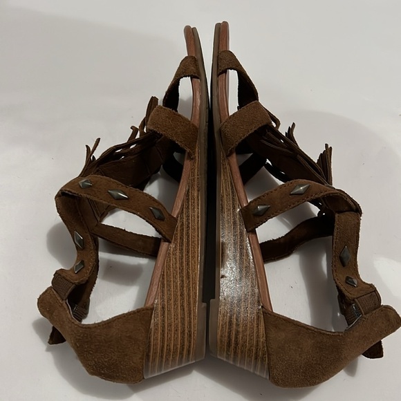 Minnetonka Fringe Sandals - Picture 2 of 8